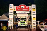 Rallye Český Krumlov: Vyhlášení výsledků na cílové rampě